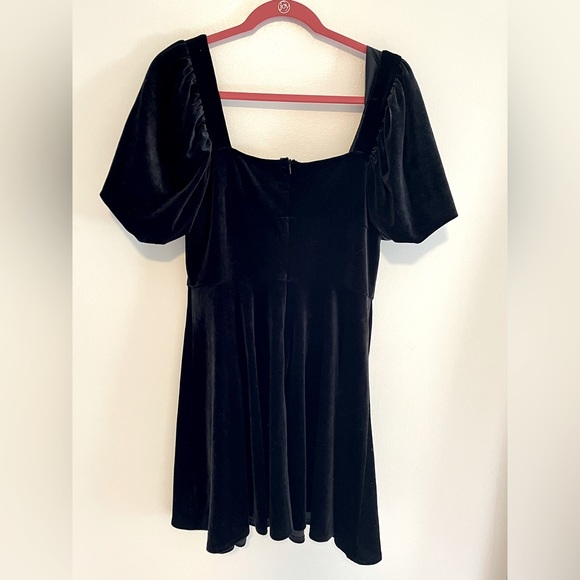 Short black velvet dress - Picture 2 of 3